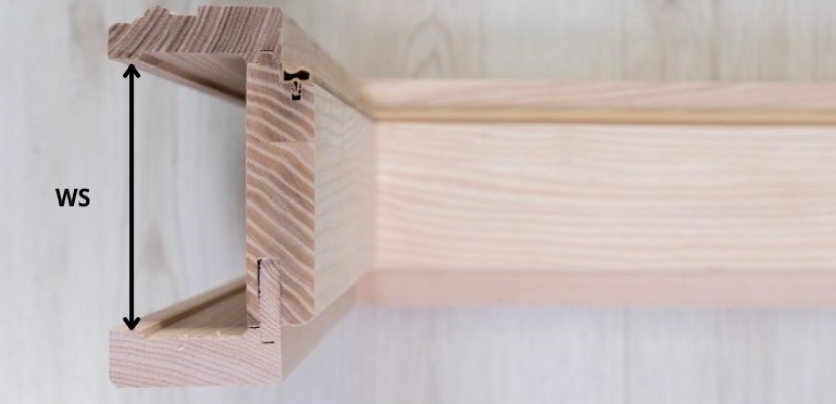 Konstrukce obložkové zárubně pro klasické dveře ostění tloušťky 26mm, s drážkou pro těsnění, doplněné nalepenou lištou šířky 65mm, která tvoří pohledovou část zárubně a výsuvnou pérkovou lištou (1)